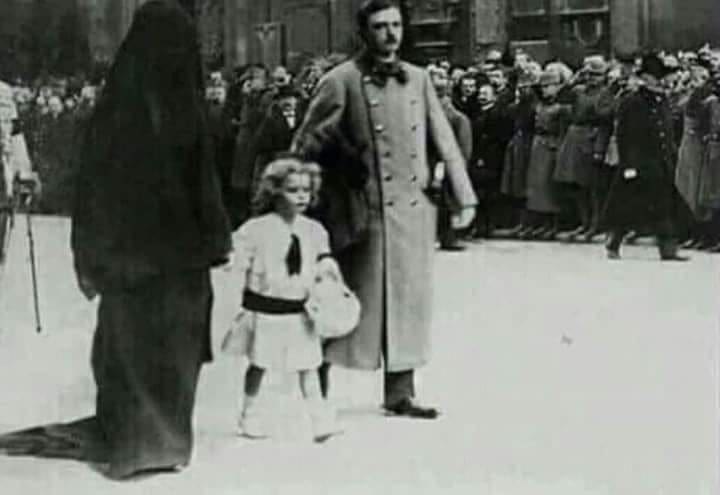 امبراطور النمسا وزوجته بوهي ترتدي زي الحداد التقليدي وليس بالنقاب الإسلامي ادعاء مضلل فتبينوا